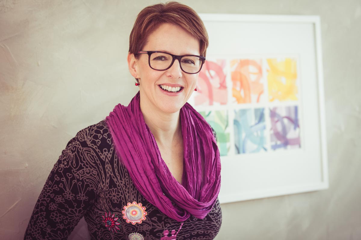 Anita Koch vor einem ihrer Bilder